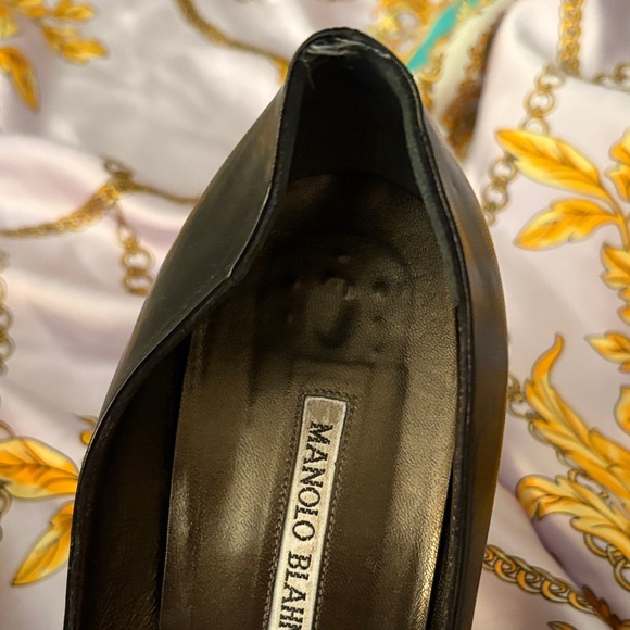 Manolo Blahnik Classic Pump - Picture 6 of 11